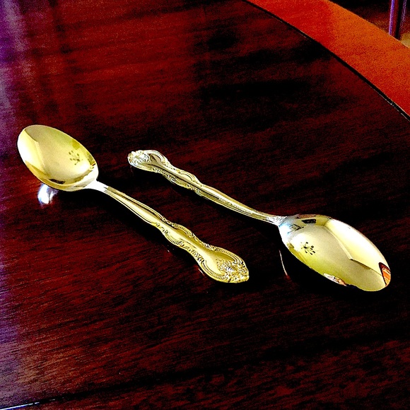 Gold tone flatware for 12 formal placesettings, plus more, by International. - Picture 7 of 11